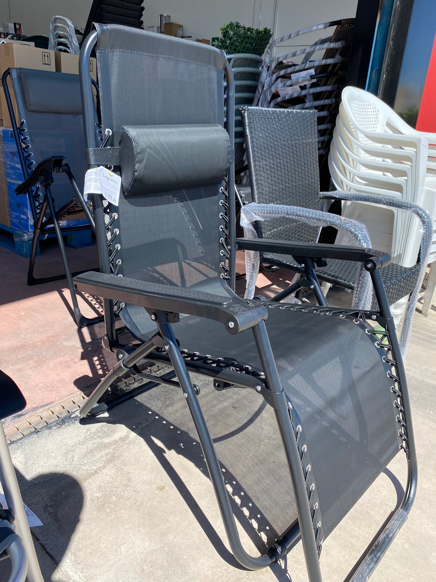 Tumbona metal negro C/Cojín 162x65x85cm